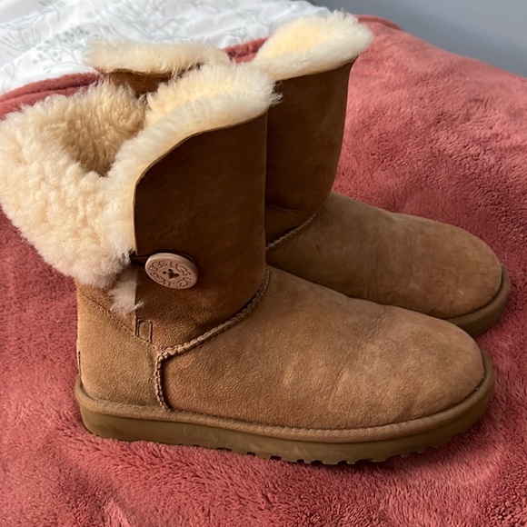 Uggs - Picture 1 of 7